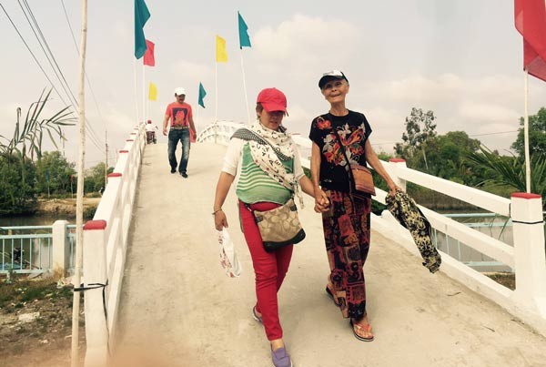 Bac Lieu residents cross the new bridge built by overseas Vietnamese (Photo: SGGP) Bac Lieu residents cross the new bridge built by overseas Vietnamese (Photo: SGGP)